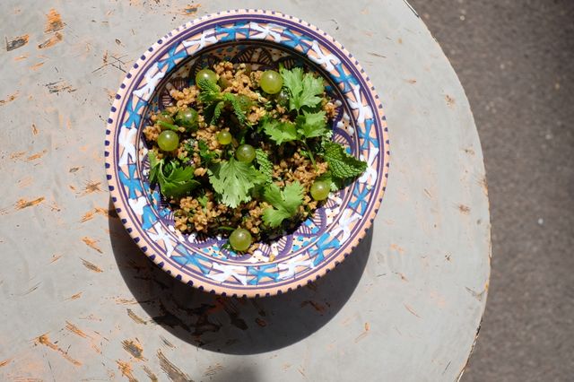 Taboulé aux raisins frais, herbes fraîches, mélasse de grenade et sept épices