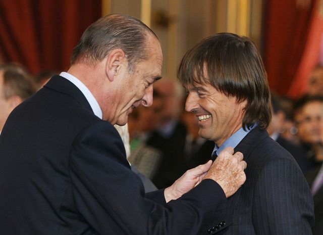Jacques Chirac décerne à Nicolas Hulot l'Ordre national du mérite, en 2003