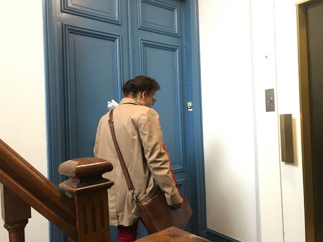 Les agents font du porte-à-porte pour recueillir les témoignages des résidents de l'immeuble.