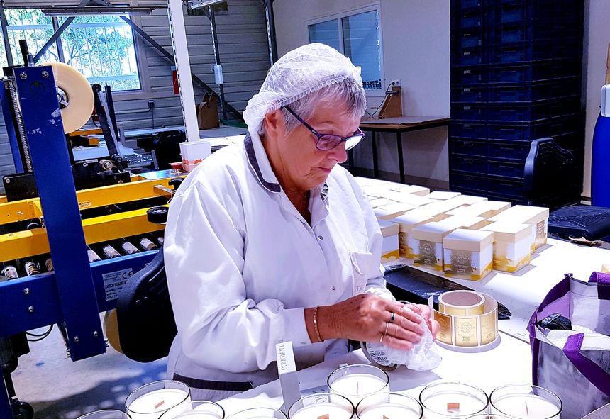Travail à la main dans les ateliers de Grignan