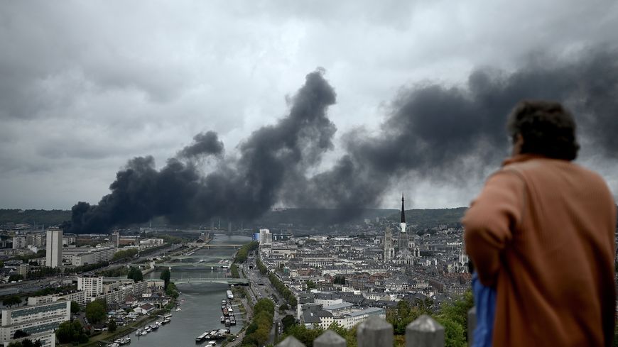Un homme observe le panache de fumée depuis Bonsecours, en bordure de Rouen, le 26 septembre.