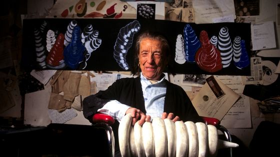 Louise Bourgeois dans son studio à New York en 1995 ©Getty - Porter Gifford