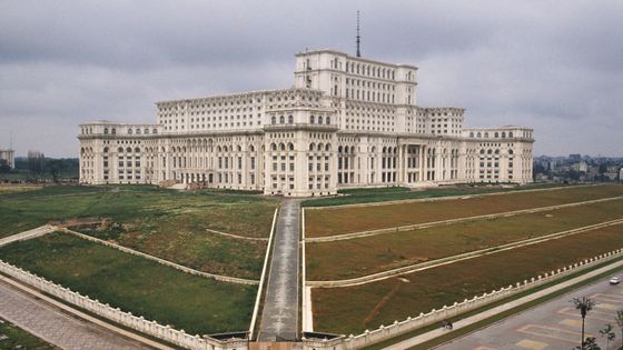 Le palais du Parlement de Bucarest, après la révolution roumaine de 1990. Il a été construit par Nicolae Ceaucescu et devait à l’origine être sa résidence personnelle. ©Getty - Tom Stoddart Archive / Getty Images