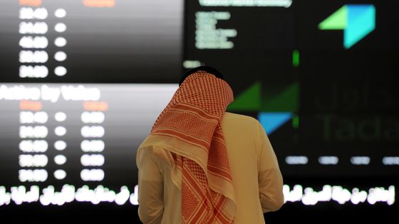 Un investisseur saoudien surveille la bourse à Riyad. ©AFP - FAYEZ NURELDINE