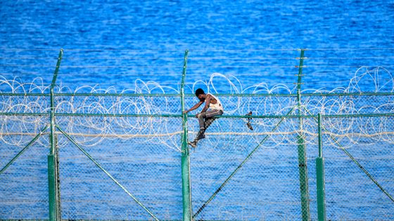 SPAIN-MOROCCO-EUROPE-MIGRANTS(A migrant forces his way into the Spanish territory of Ceuta on August 30, 2019) ©AFP - ANTONIO SEMPERE