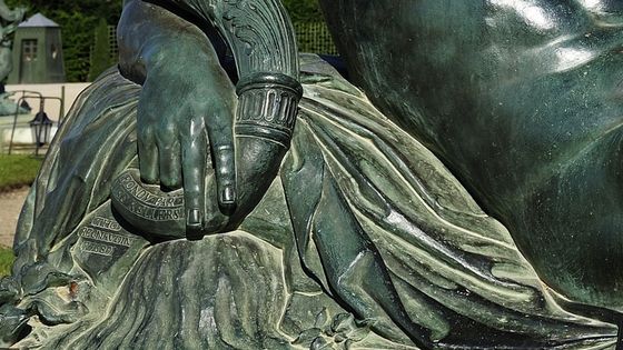 Versailles, Statue de la Loire (détail), par Balthasar Keller ©Getty - Jarry Tripelon Gamma Rapho