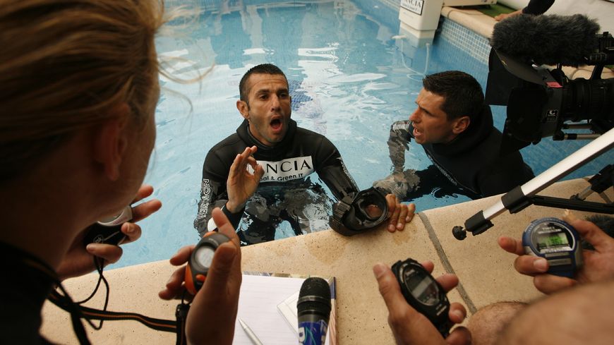 Le Français Stéphane Mifsud émerge de l'eau après son record du monde d'apnée statique : 11 minutes et 35 secondes sans respirer. Record établi le 8 juin 2009 à La Crau et jamais battu depuis.