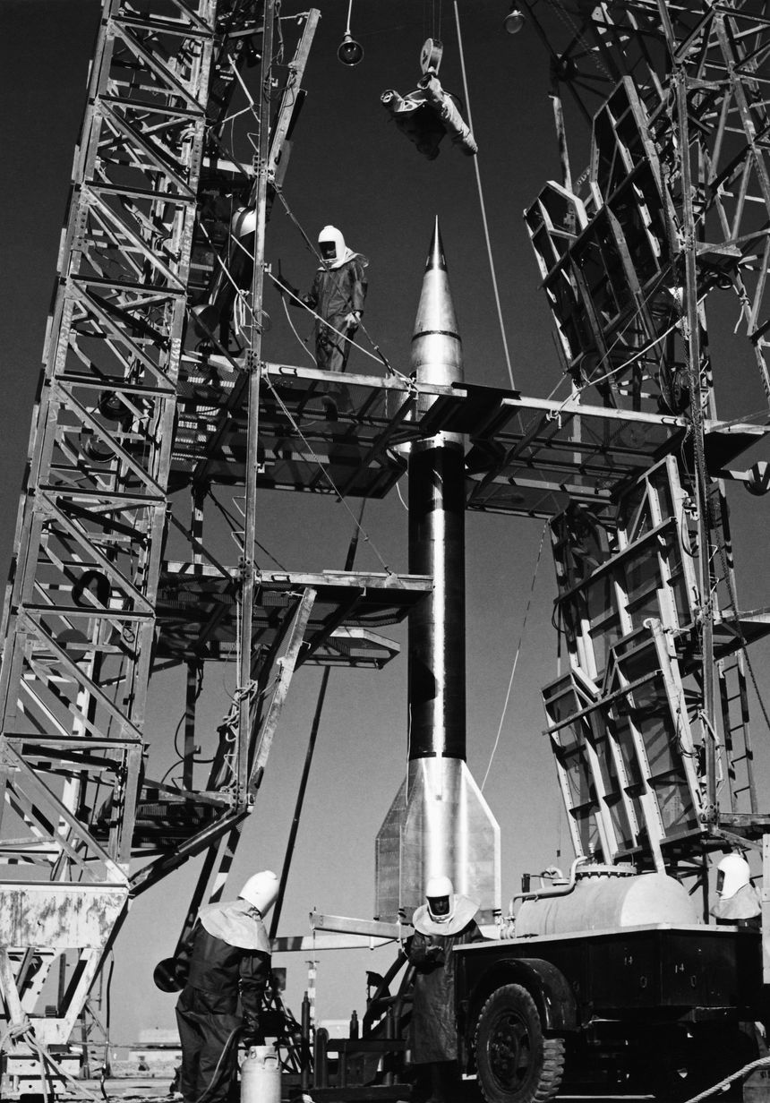 Une fusée française Véronique prête au lancement sur la base d'Hammaguir en Algérie en 1960