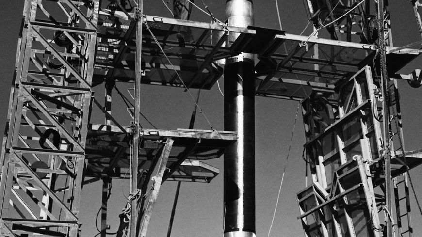 Une fusée française Véronique prête au lancement sur la base d'Hammaguir en Algérie en 1960