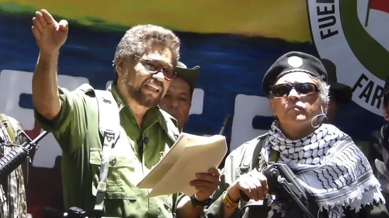 Dans une vidéo diffusée le 29 août, l'ex numéro 2 des FARC Ivan Marquez, ici accompagné de Jesus Santrich, annonce reprendre les armes. ©AFP - HO / YOUTUBE