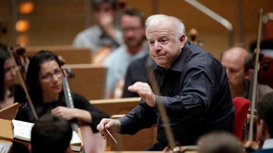 Leonard Slatkin dirige l'Orchestre national de Lyon à Cologne (Allemagne) en 2017 ©Getty - Brill/ullstein bild