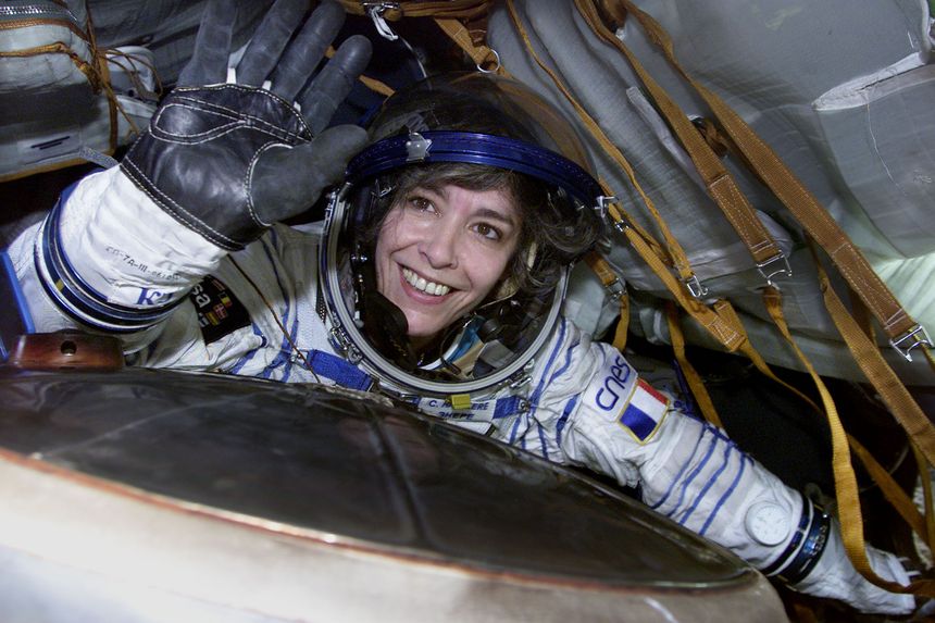 Claudie Haigneré en 2001, à son retour de huit jours dans l'espace à bord de l'ISS.