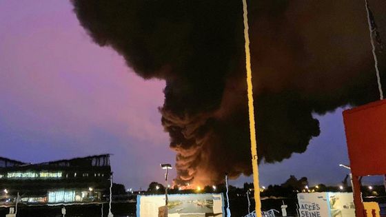 Des flots de fumée de l'usine de Lubrizol de Rouen en feu ©AFP - JOCELYN MORAS