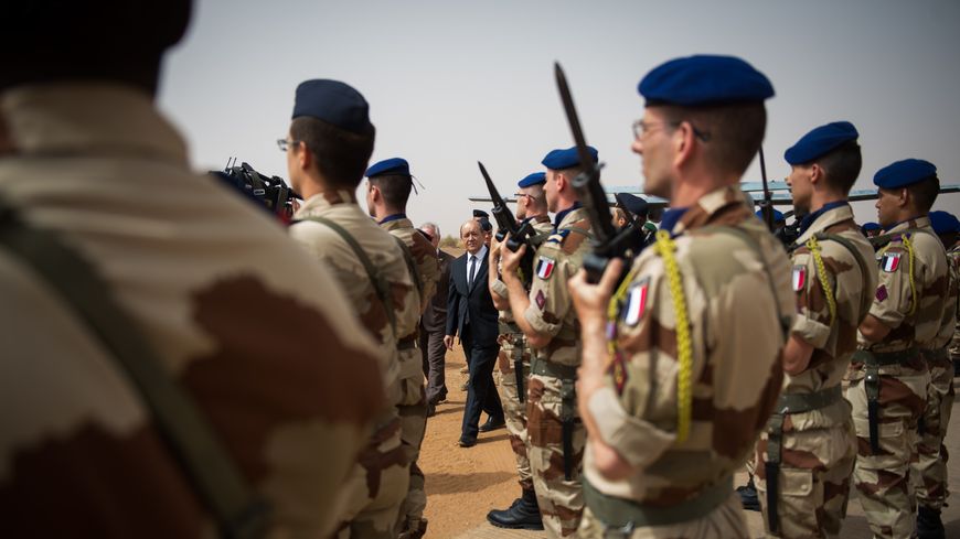 Jean-Yves Le Drian, alors ministre de la Défense, passe en revue les troupes françaises de l'opération Serval, le 26 avril 2013 (Gao, Mali).