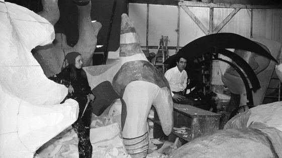 Niki De Saint-Phalle et Jean Tinguely dans leur atelier des Buttes Chaumont, Paris 1967 ©Getty - Photo by Keystone-France/Gamma-Keystone via Getty Images