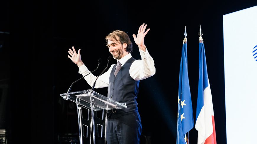 Déjà député, le mathématicien Cédric Villani s'apprête à briguer la Mairie de Paris. Ici en campagne, le 4 juillet 2019, au théâtre du Gymnase.