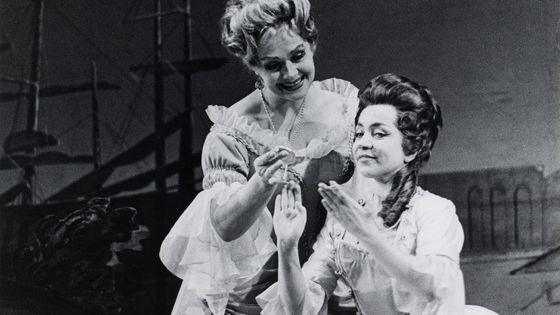 Elisabeth Schwarzkopf et Jane Berbié en répétition dans une production de 'Cosi fan tutte' de Mozart mise en scène par Marcello Cortis. Paris, Théâtre de l'Opéra-Comique, 06/02/1963. Photographie : Roger Pic - gallica.bnf.fr / Bibliothèque nationale