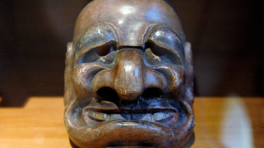 Le masque du démon japonais, sosie de J. Chirac, de la fin du XVIIIe, prêté par le musée Georges-Labit de Toulouse, ici au quai Branly pour l'exposition "Jacques Chirac ou le dialogue des cultures".
