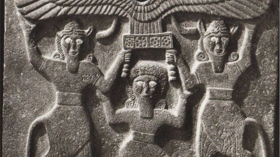 Orthostates représentant Gilgamesh entre deux minotaures tenant le disque solaire, datant du IXe siècle av J.-C. (musée archéologique, Alep) ©Getty - Fine Art Images/Heritage Images/Getty Images