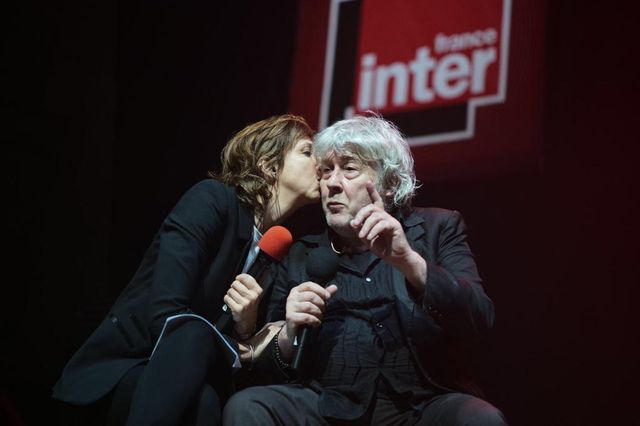Rebecca Manzoni et Arno sur la scène du studio 104