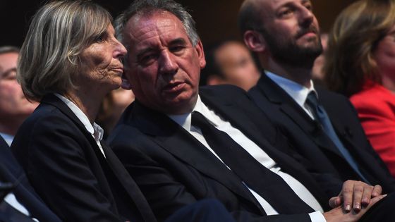 Le président du MoDem François Bayrou et la députée européenne Marielle de Sarnez participent à un rassemblement à la Mutualité, à Paris pendant la campagne des élections européennes. (24/05/19) ©AFP - CHRISTOPHE ARCHAMBAULT