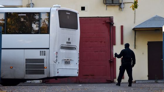 Le bus transportant les prisonniers ukrainiens quitte la prison moscovite de Lefortovo ©AFP - Vasily Maximov
