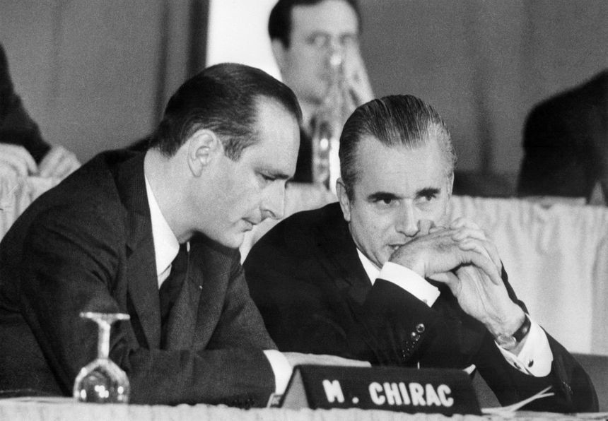 Jacques Chirac et Jacques Chaban-Delmas, en 1974, lors d'une réunion publique de l'UDR.