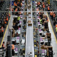 Des employés d'un entrepôt Amazon en Allemagne.