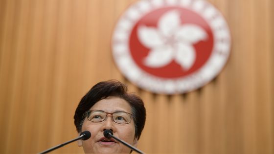 La cheffe de l'exécutif hongkongais Carrie Lam à Hong Kong, le 3 septembre 2019, la veille de l'annonce du retrait de la loi facilitant les extraditions vers la Chine. ©AFP - ANTHONY WALLACE