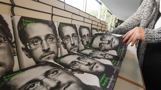 Exemplaires du livre "Permanent Record" d'Edward Snowden ©AFP - JÖRG CARSTENSEN
