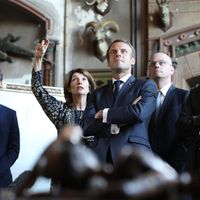 Le président Emmanuel Macron et le ministre de la Culture Franck Riester écoutent Katherine Brault, propriétaire du Château de By, lors d'une visite de celui-ci.