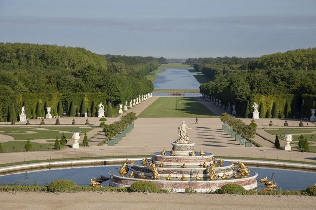 Dans les jardins du château de Versailles et son bassin de latone