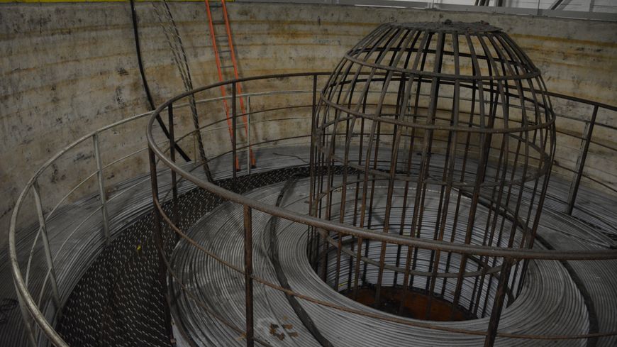 À terre (Brest), Orange Marine a installé son dépôt de câbles. Chacun est construit sur mesure et il faut conserver l'exact modèle d'origine pour réparer ceux déjà déployés dans l'Atlantique.