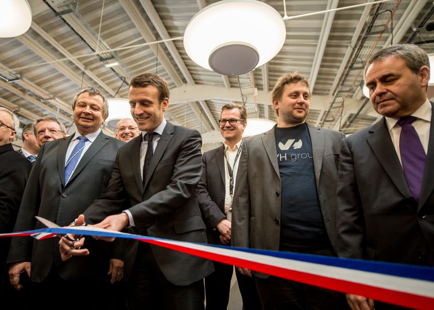 Emmanuel Macron, alors ministre de l'Économie, inaugure le nouveau campus d'OVH à Roubaix en 2016. OVH est l'un des rares acteurs français du cloud qui réussit à l'international.