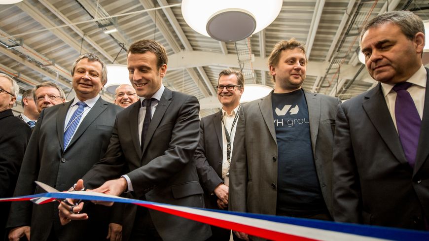 Emmanuel Macron, alors ministre de l'Économie, inaugure le nouveau campus d'OVH à Roubaix en 2016. OVH est l'un des rares acteurs français du cloud qui réussit à l'international.