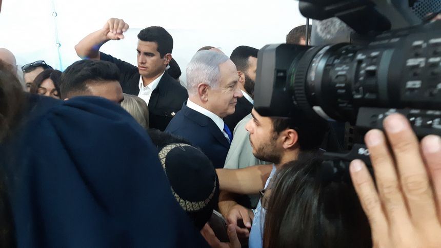 Benyamin Netanyahou en bain de foule à Hébron (Cisjordanie) après avoir commémoré le 90e anniversaire du massacre d'habitants juifs par leurs voisins arabes. 4 septembre 2019.
