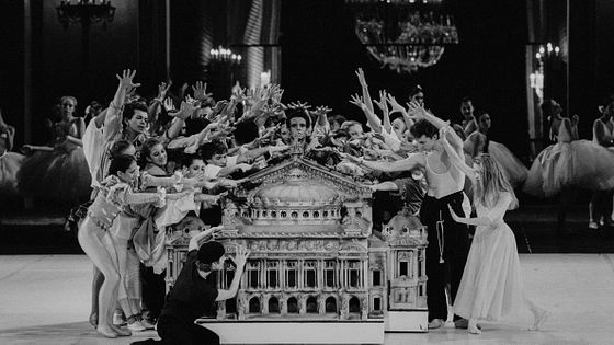 Ballet Arépo de Maurice Béjart à l'Opéra de Paris avec une maquette de l'Opéra Garnier en mars 1986, France. ©Getty - Raphaël GAILLARDE / Gamma-Rapho