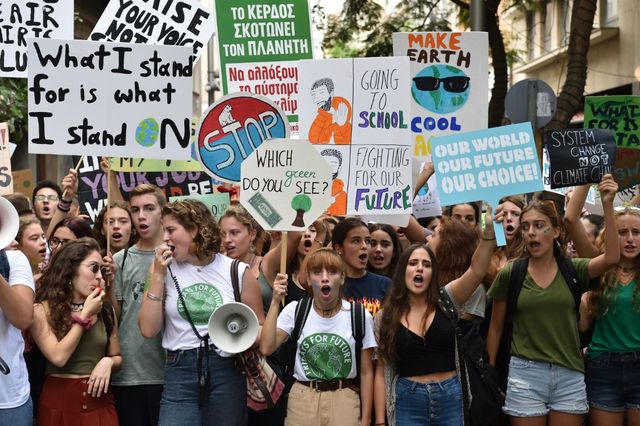 De jeunes manifestants dans le centre d'Athènes, à Syntagma.