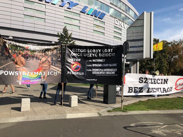 Banderoles de manifestants anti-LGBT lors de la Pride de Szczecin