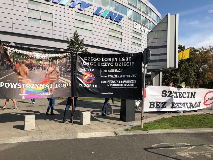 Banderoles de manifestants anti-LGBT lors de la Pride de Szczecin