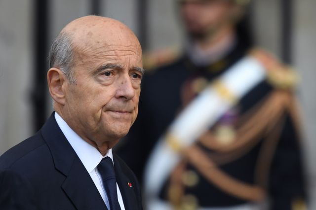 Alain Juppé, ancien Premier ministre de Jacques Chirac, arrive à l'église Saint-Sulpice, ce lundi 30 septembre.