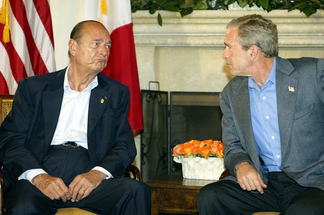 Jacques Chirac et George W. Bush lors du G8 de 2004, un an après la crise de l'intervention en Irak