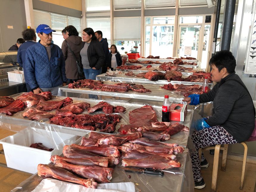 Au marché de Nuuk, on trouve tous les produits de la chasse et de la pêche: poissons, rennes, phoques, rorquals