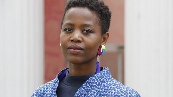 La chorégraphe Dorothée Munyaneza pose à Paris en avril 2017. ©AFP - PATRICK KOVARIK