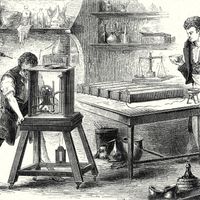 Le 25 mai 1791, une loi nouvelle complète la législation naissante sur les « brevets d’invention » dont le terme apparaît alors.