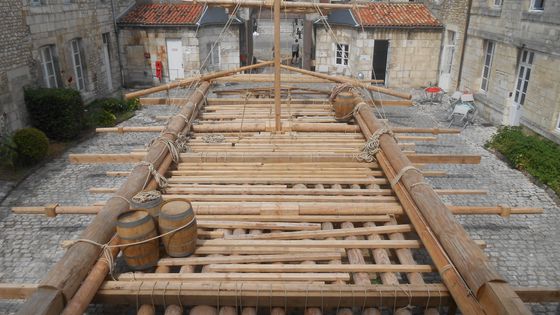 La réplique du radeau de la Méduse à taille réelle - Musée de la Marine de Rochefort