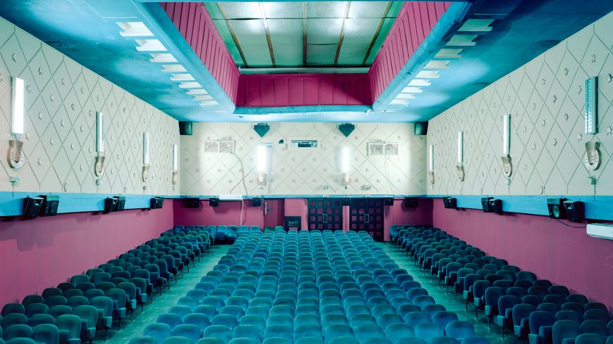 Le Palace, Sousse, Tunisie, 2018. Stephan Zaubitzer travaille avec une chambre photographique qui exige de longs temps de pose. D'où des salles souvent vides à l'image pour éviter des mouvements gênants de personnes. Auteur : Copyri