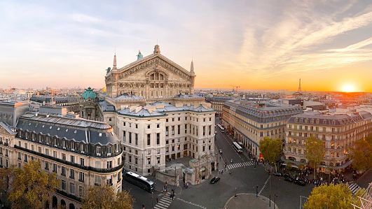 Vue panoramique de Paris avec l'Opéra Garnier et la Tour Eiffel pendant le coucher du soleil, Paris, France ©Getty