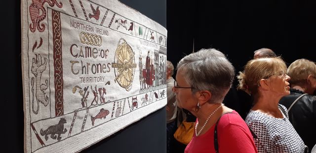 La tapisserie de Games Of Thrones brodée à Belfast inspirée par la tapisserie de Bayeux