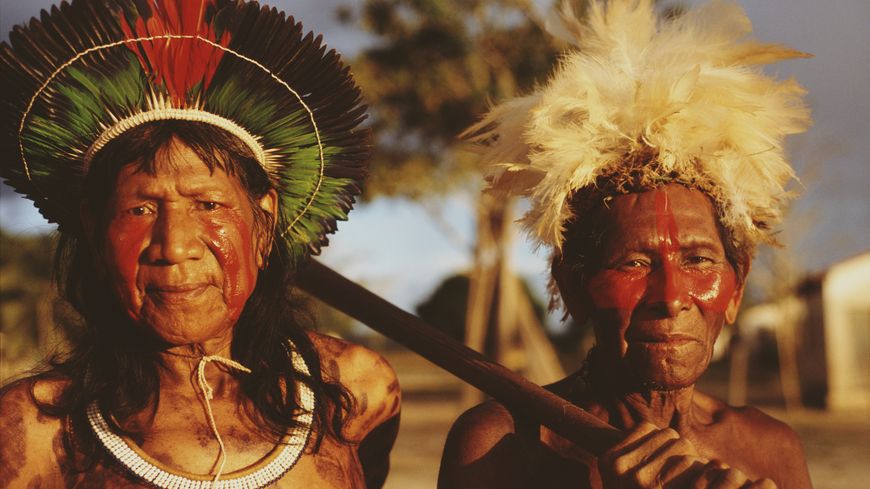 Deux Indiens de la tribu des Kayapos, au Brésil, en 2002